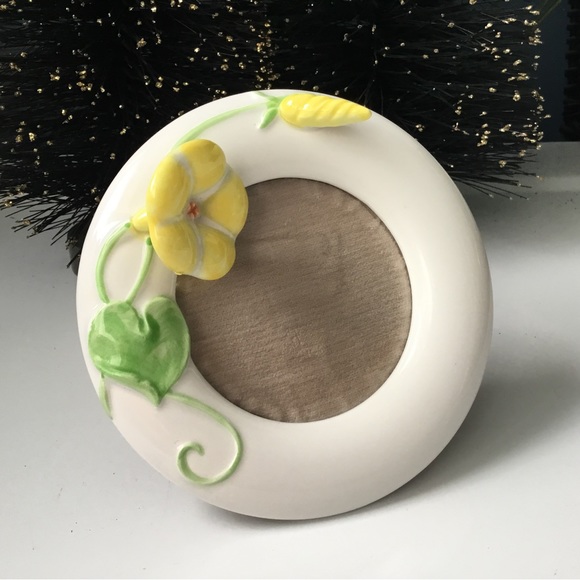 Fitz and Floyd round, 5” white frame with flower - Picture 7 of 8